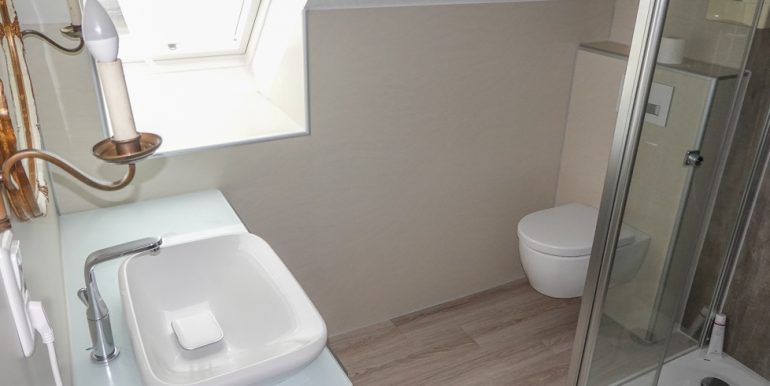 Das moderne Tageslichtbad mit Dusche