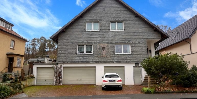 Hausfront mit Garage und Stellplatz