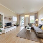 lichtdurchlutetes Wohnzimmer mit Balkon