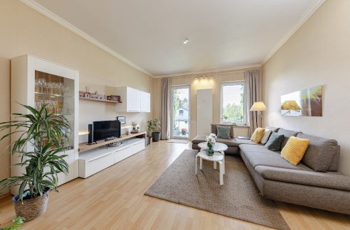 lichtdurchlutetes Wohnzimmer mit Balkon