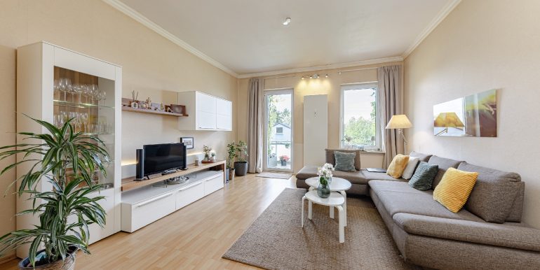 lichtdurchlutetes Wohnzimmer mit Balkon