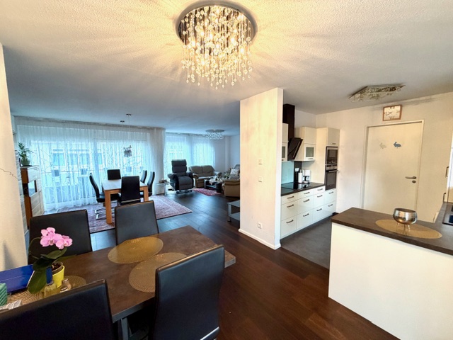 4-Zimmer-Stadtwohnung mit Aufzug, Einbauküche, 2 Balkone und Garage