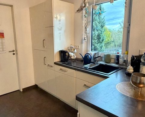 Einbauküche mit Zugang zum Abstellraum