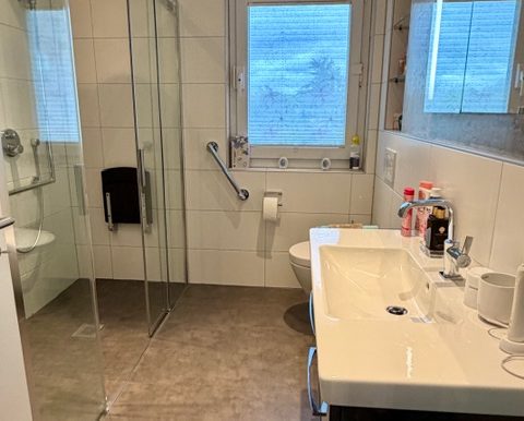 Badezimmer mit großer, ebenerdiger Dusche