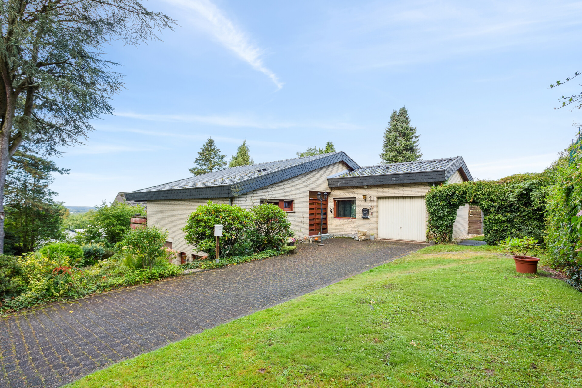 Wohnen über den Dächern – Zweifamilienhaus mit traumhafter Aussicht