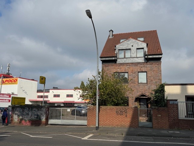 Einzigartiges Mehrfamilienhaus mit Halle und Garage  grenzenlose Möglichkeiten für Wohnen und Gewerbe