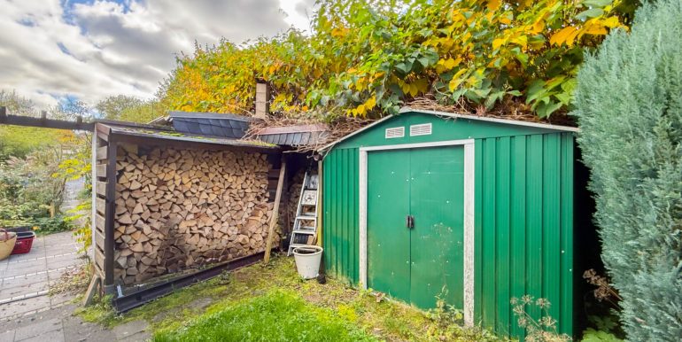 Holzlager und Geräteschuppen