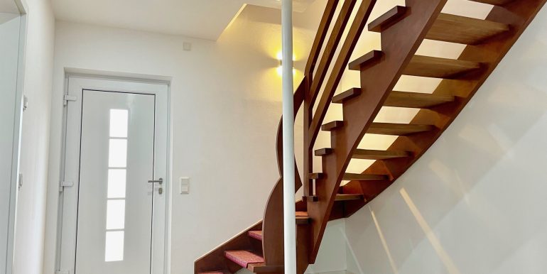 Diele mit moderner Treppe ins EG