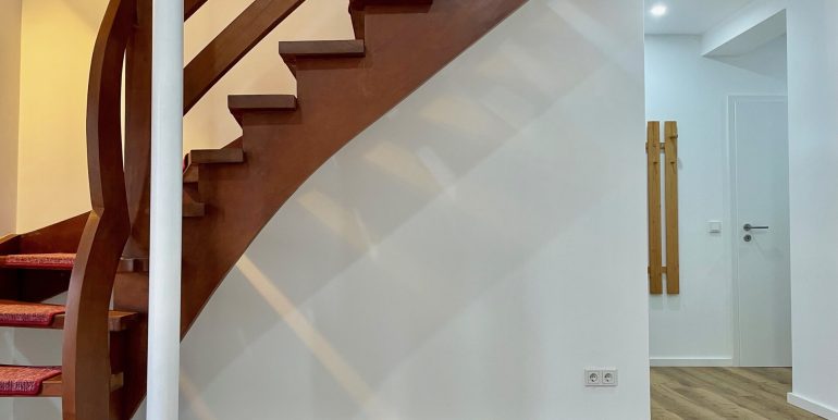 Durchgang zum Kellerraum und zur Garage (KG)