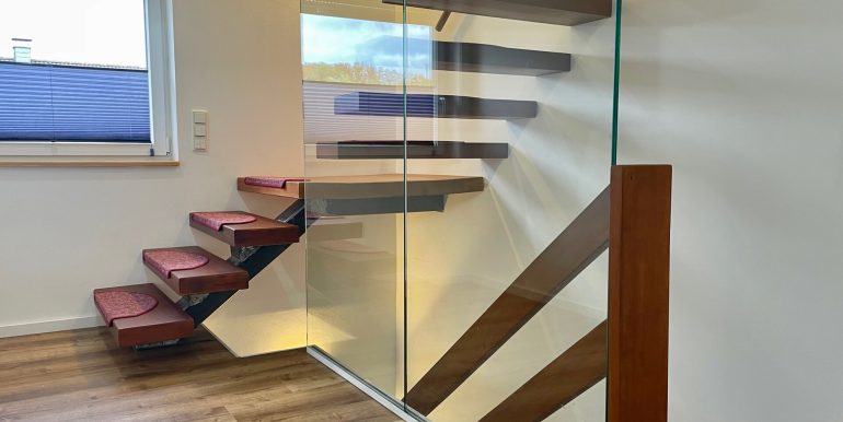 moderne Treppe vom KG bis ins DG