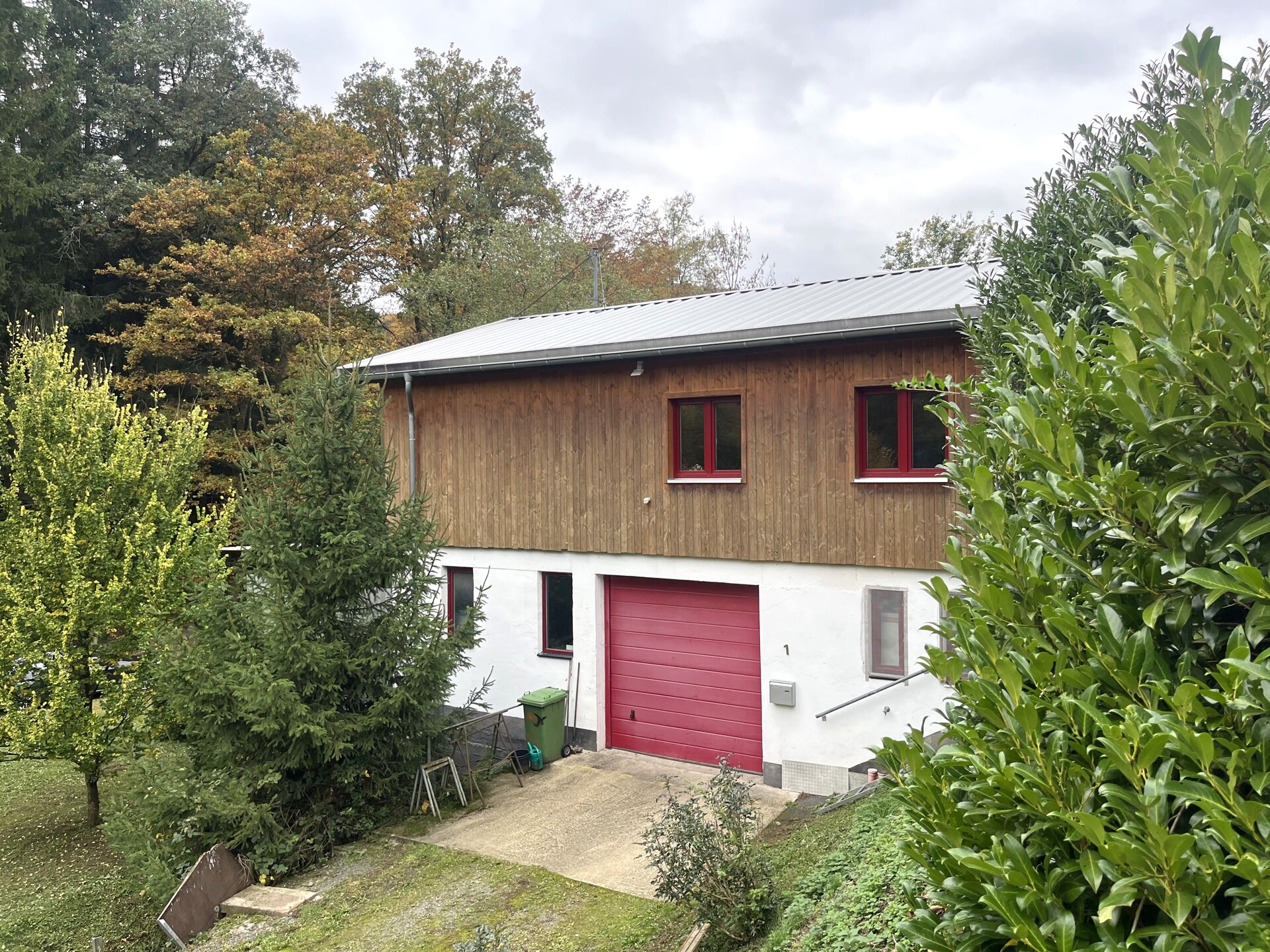 Vielseitig nutzbares Einfamilienhaus mit zusätzlicher Gewerbe- oder Landwirtschaftsfläche!