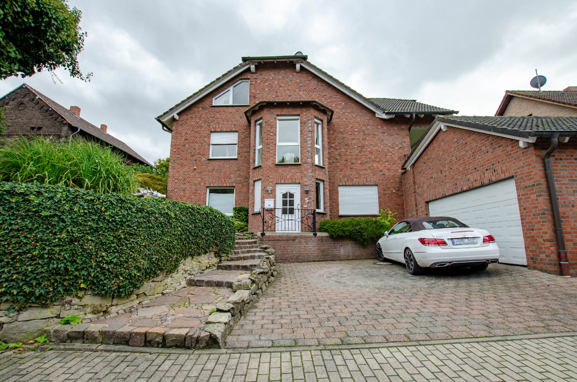 Charmantes Zweifamilienhaus mit vermieteter Einliegerwohnung und Doppelgarage