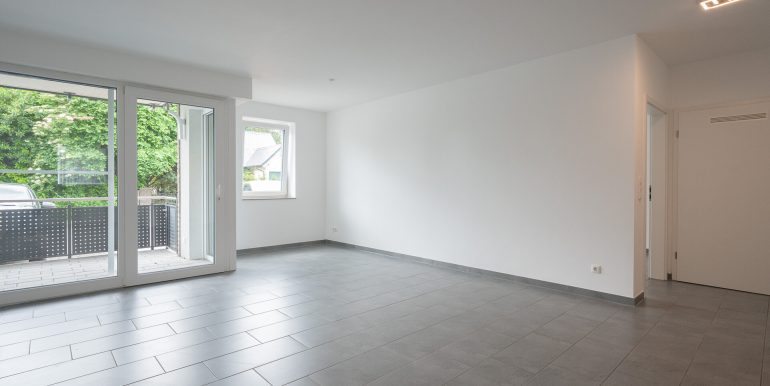 Wohnbereich mit Blick auf den Außenbereich