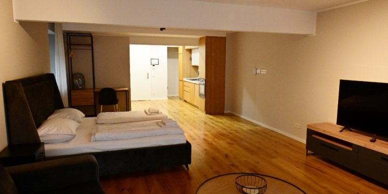 Zimmerblick zur offenen Küche