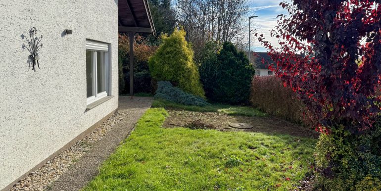 Vordere Gartenansicht