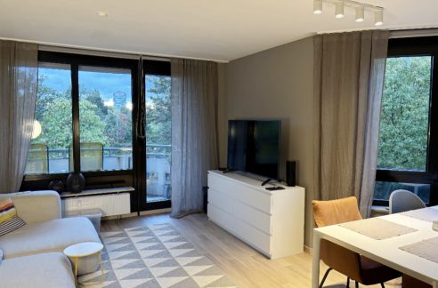 Wohnzimmer mit überdachtem Balkon