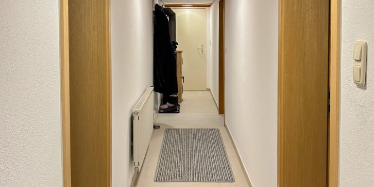 Flur mit Kaminofen(UG)