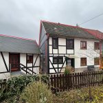 Wohnhaus mit Nebengebäude