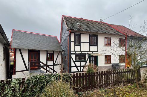 Wohnhaus mit Nebengebäude