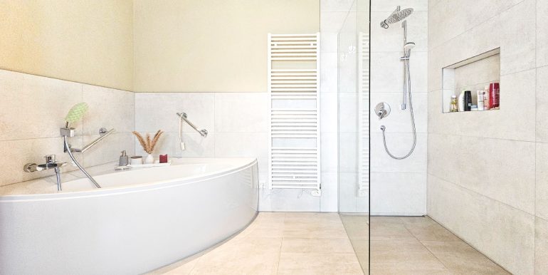 Badezimmer mit Bidet, Dusche und Wanne