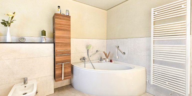 Badezimmer mit Bidet, Dusche und Wanne