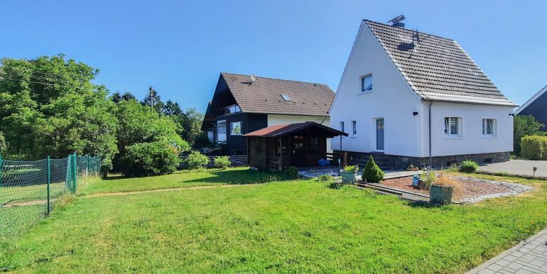 Rasenfläche hinter dem Haus