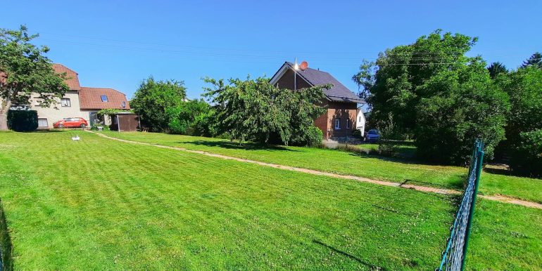 Zusätzliche Rasenfläche / Grundstück hinter dem Haus