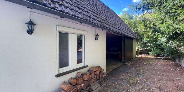 Nebengebaude mit ELW