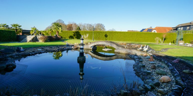 ... auf traumhaft schönem Grundstück