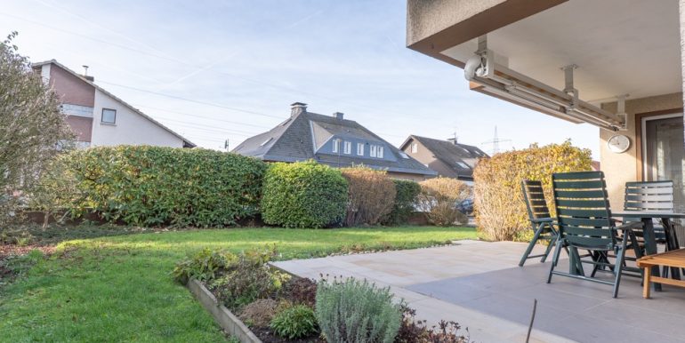 Überdachte Terrasse und schöner Garten