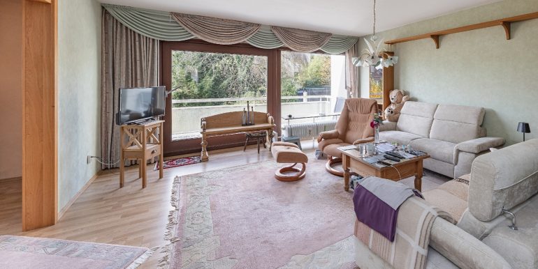 lichtdurchflutetes Wohnzimmer im OG