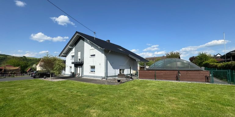 Seitenblick mit Pool