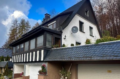 Straßenansicht Sommer