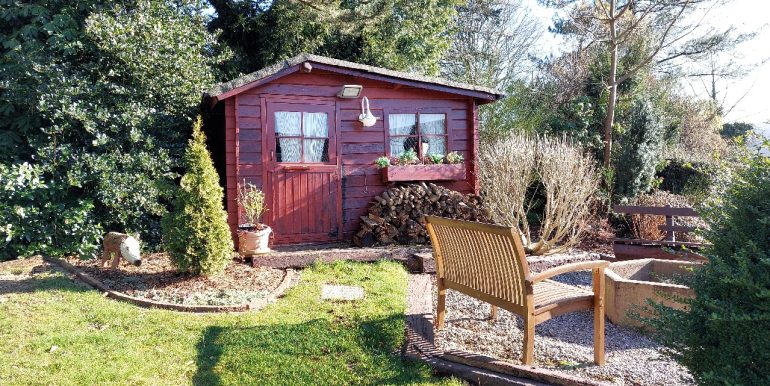 Die Gartenhütte mit zusätzlichem Sitzplatz