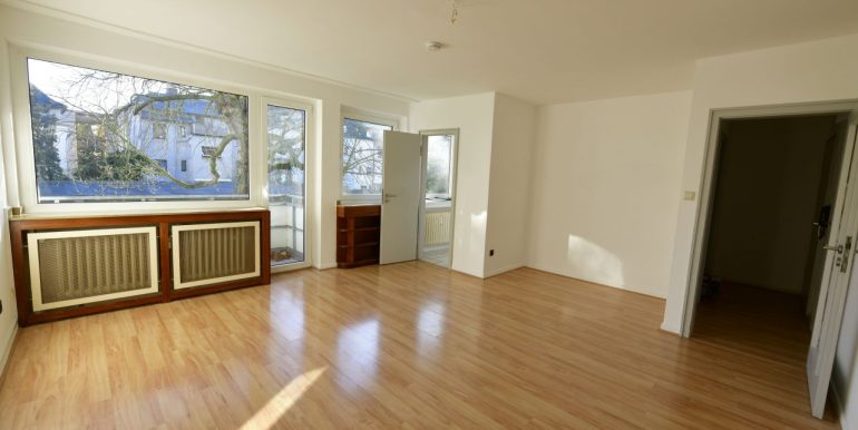 Wohn-/Schlafzimmer mit Blick auf Balkon und Küche