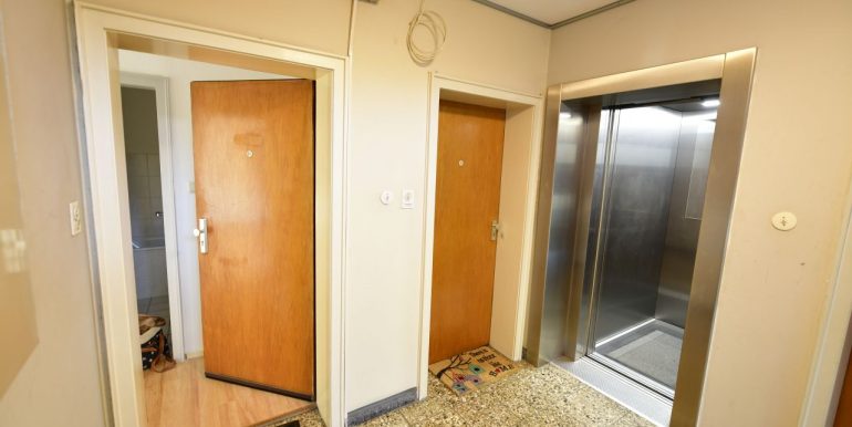 Flur mit Aufzug