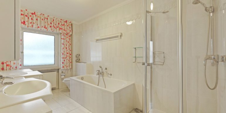 helles Dusch- und Wannenbad