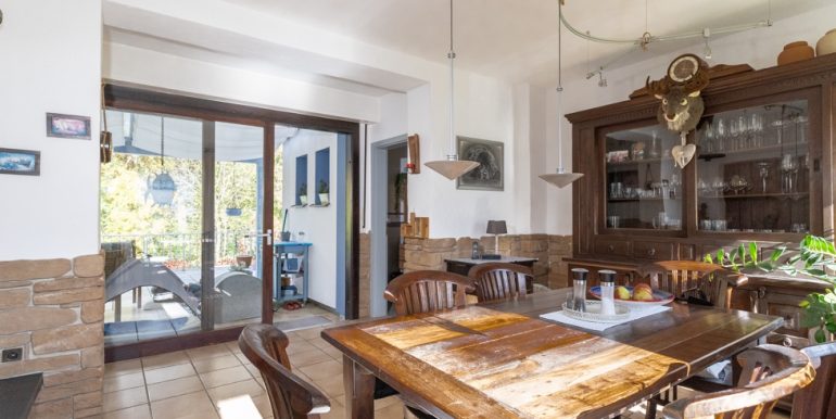 Essbereich mit zugang auf die Terrasse