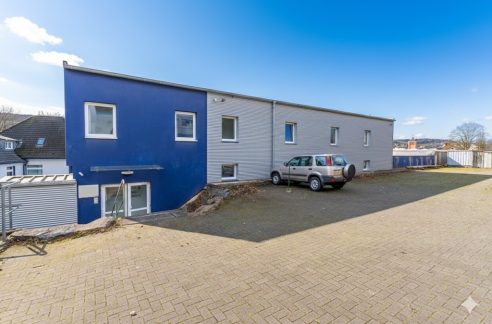 Haupteingang mit PKW- Stellplätze