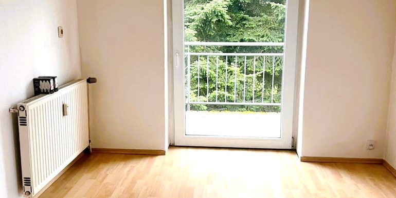 Essbereich mit Zugang zum Balkon