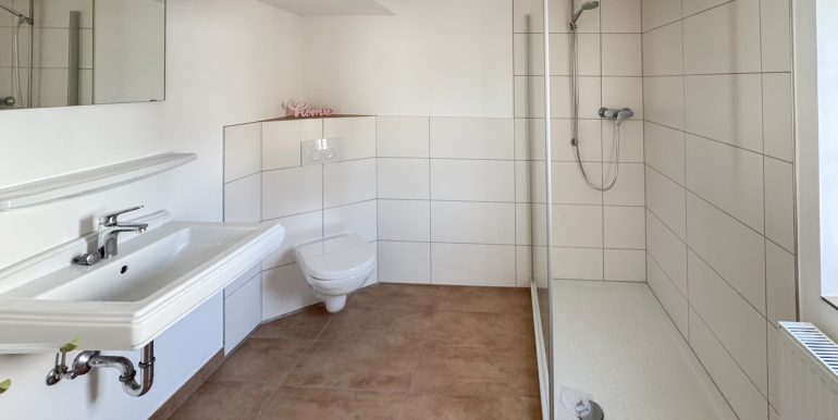 Kinderbad-Tageslichtbad mit Dusche OG