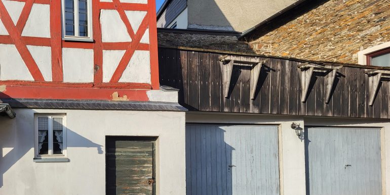 Außenansicht mit Garagen