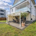 Rückansicht mit Terrasse und Garten