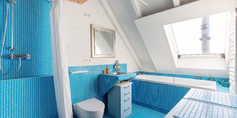 Dusch- und Wannenbad im DG