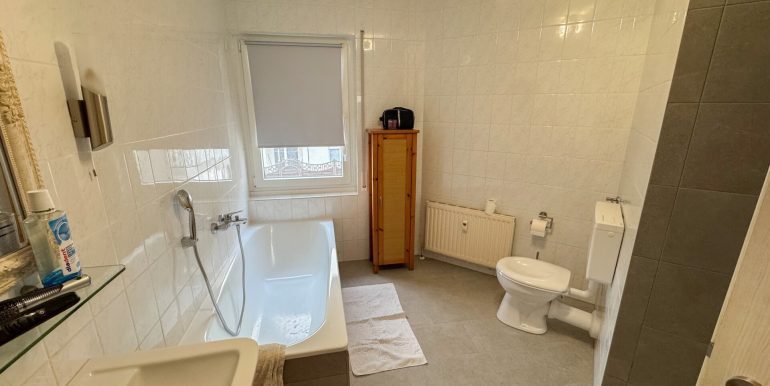 Tageslichbad mit Dusche und Wanne