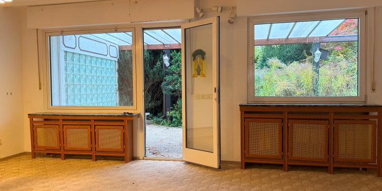 Wohnzimmer mit Zugang zur Terrasse