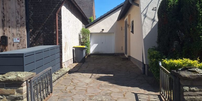 Einfahrt / Garage