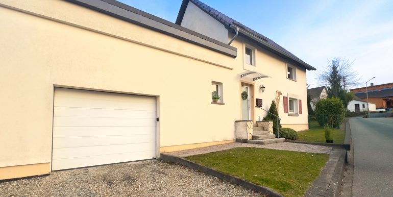 Hausansicht mit Garage