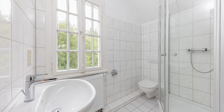 Wohnung 1: Tageslichtbad mit Dusche