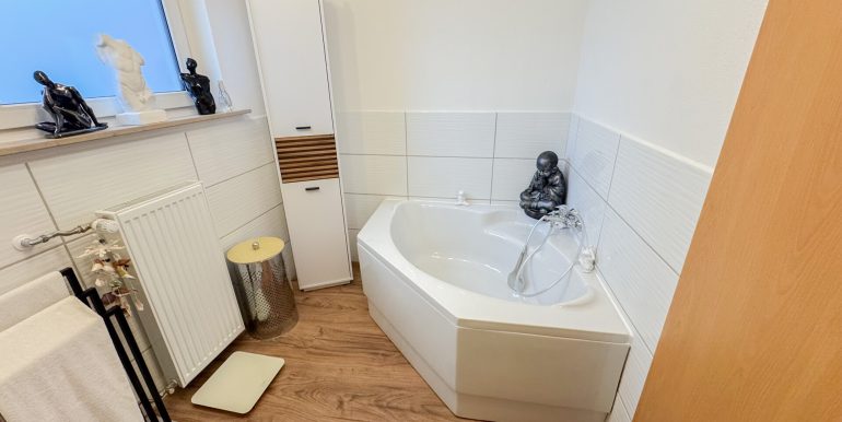 Tageslichtbad mit Wanne und Dusche